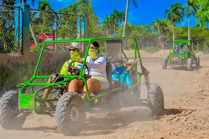 Passeio de buggy em Punta Cana com caverna, Praia Macao e Mamajuana
