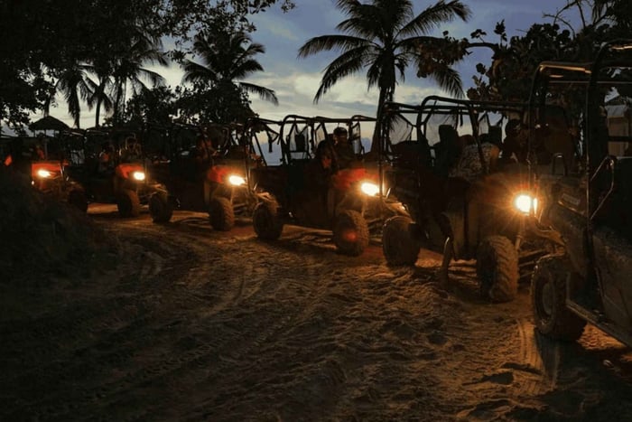 Punta Cana: buggyajelu illalla, uima cenotessa, illallinen ja esitys