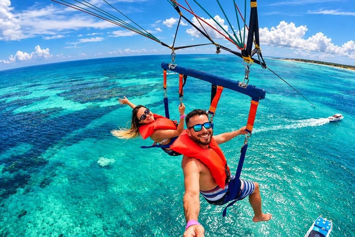 Punta Cana: paseo en barco de fiesta con paravelismo y esnórquel