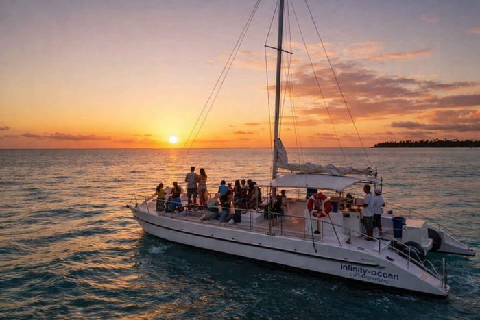 Catamarano al tramonto a Punta Cana con barbecue, champagne e musica