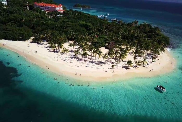 Samaná: Båttur till Bacardi Island med guide