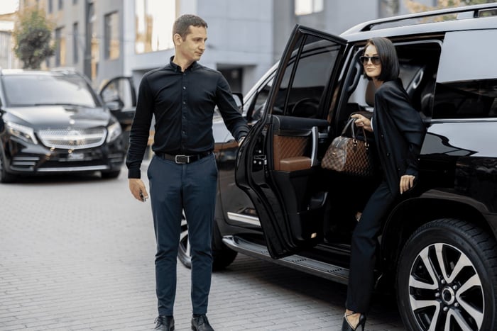 Entdecke Dubai in einem luxuriösen Mietwagen mit Fahrer