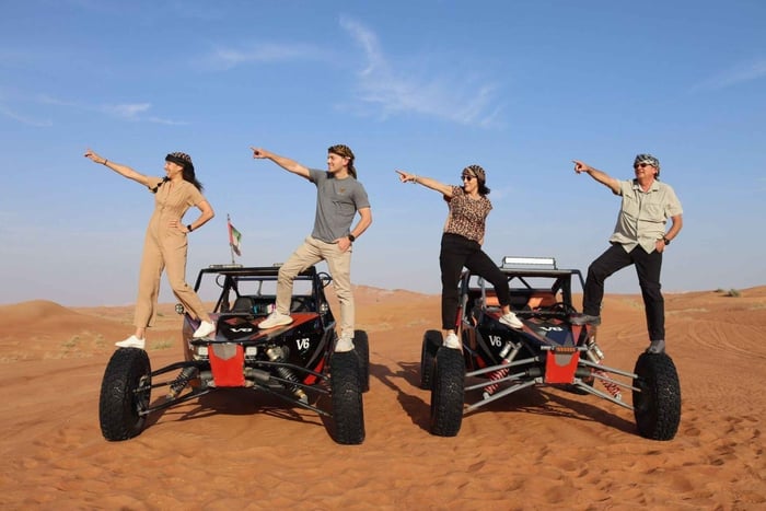Dubai: Dune buggy och sandboarding i röda dyner – privat tur