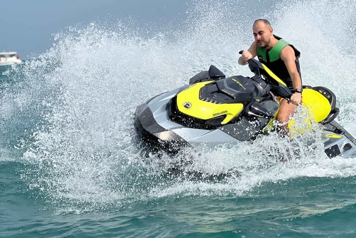 Dubai Est: Giro guidato su JetsKi con sistema audio!