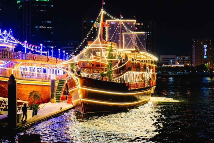 Dubai: Luxury Dinner Cruise with Live Music