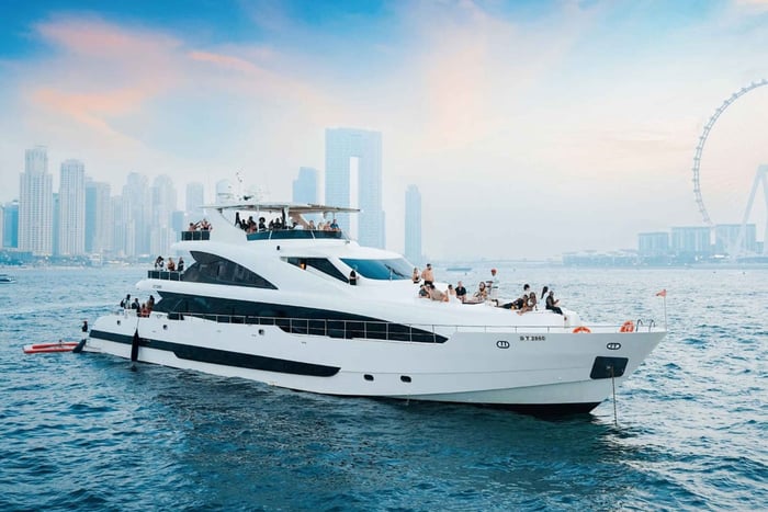 Dubai: Lyxig superyacht med bad och valfri öppen bar