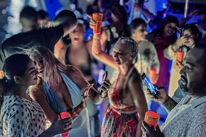 Dubai Marina lyxigt båtparty med BBQ, öppen bar och live DJ