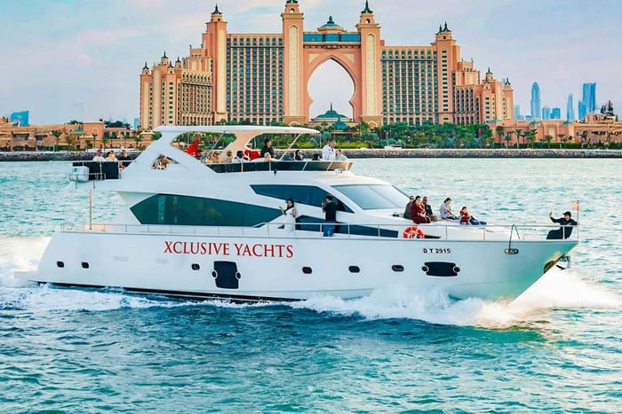 Dubai Marina: Lyxig båttur med frukost eller grillalternativ