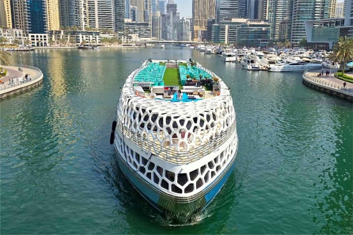 Dubaj: rejs mega jachtem z kolacją w formie bufetu