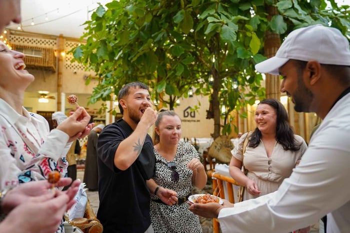 Dubaj: Stare Miasto, bazary, uliczne jedzenie, wycieczka z przewodnikiem i przejażdżka Abrą