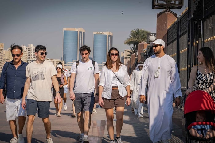 Dubai: Premium Old Town, Street Food, Souks & Boat Ride Tour