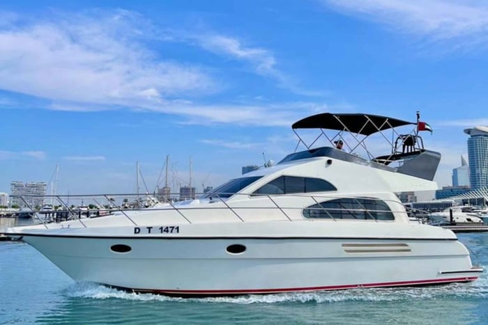 Dubai:Private Yacht with and Burj Al Arab Sightseeing.