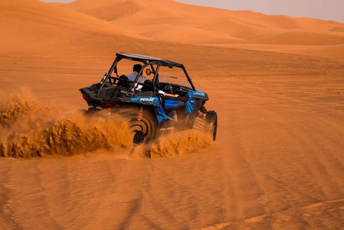 Dubaj: czerwone wydmy, safari, pojazd buggy, sandboarding i grill