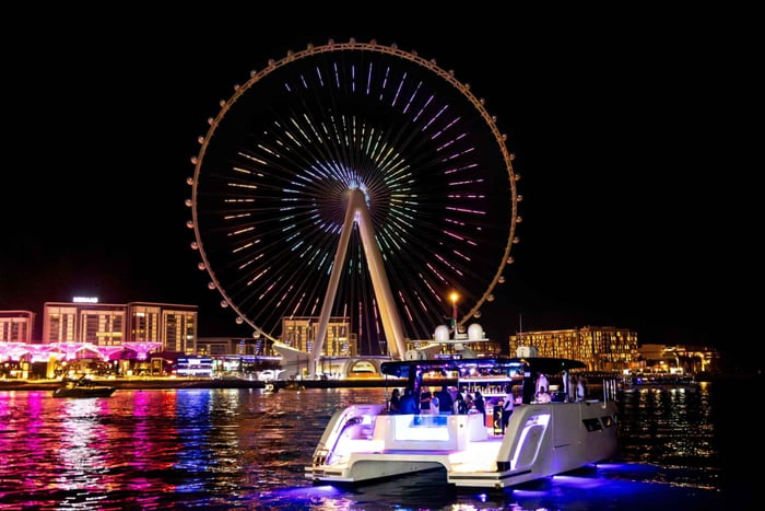 Dubai : Yacht Party with Live DJ, BBQ & Open Bar