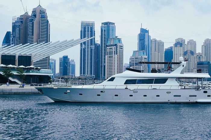 Nyt opptil 4 timer 105Ft yacht for 55 personer med Riviera