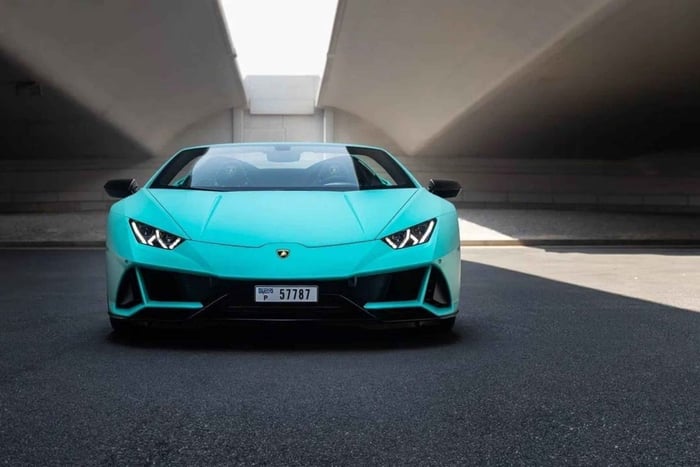 Experience Dubai in a Lamborghini