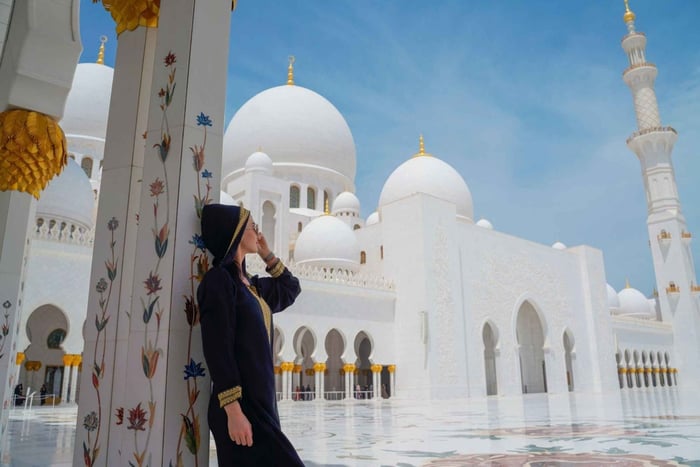 From Dubai: Abu Dhabi Grand Mosque & Louvre Museum Full-Day