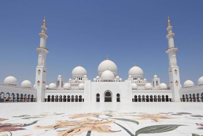 Från privat stadstur i Abu Dhabi med femstjärnig lunch