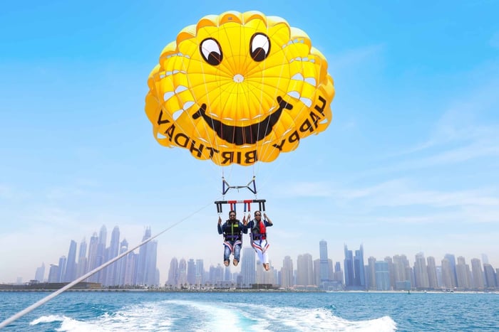 Dubai Parasailing con Happy birthday Parachute JBR & Palm