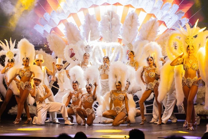 Paris Paradis Cabaret Show with Dinner Experience