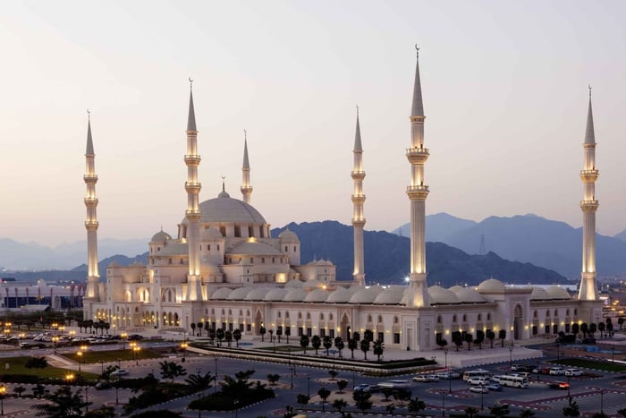 Sheikh Zayed Mosque, Fujairah and Khorfakkan Tour