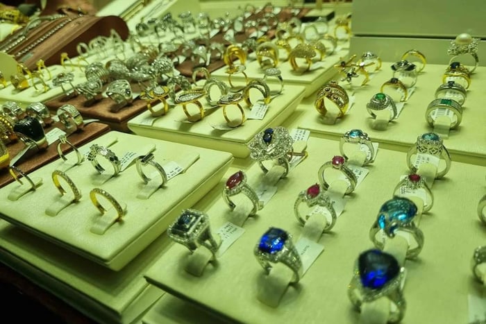 Traditional Souqs & Malls Shopping Tour with Pickup