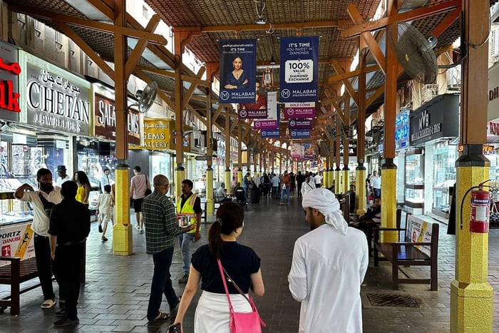 Vandringstur i Dubai. Souks, museer, testing av lokal mat