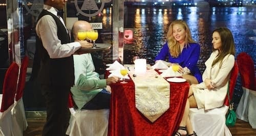 Dubái: Crucero en Dhow con Cena + Espectáculo de la Fuente