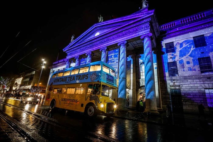 Dublin: Christmas Lights Festive Bus Tour with Afternoon Tea -bussikierros iltapäiväteellä