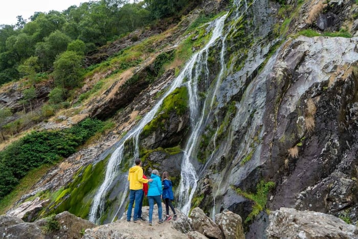 Von Dublin aus: Wicklow, Glendalough, Wasserfall & Schafhund-Demo