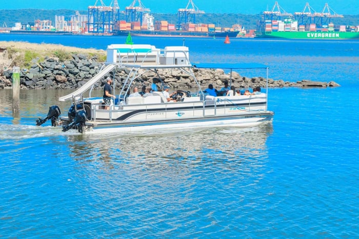 Pontoniveneen satamaristeily