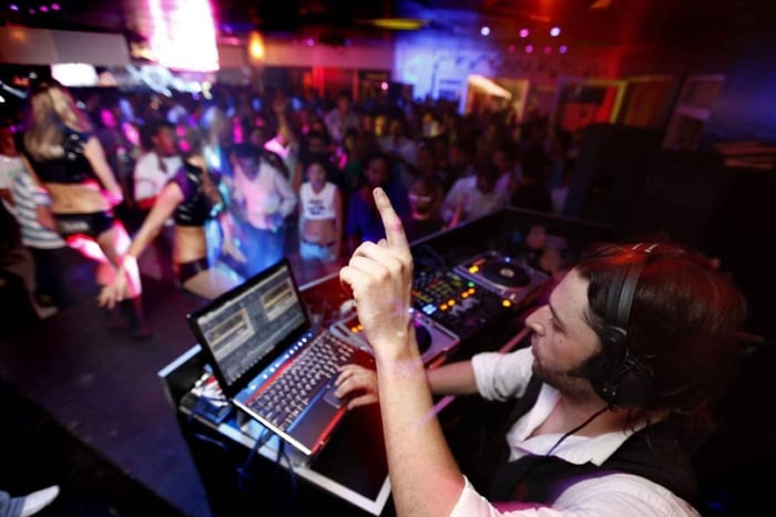 Port Elizabeth: Nightlife Tour with Dinner and Transport