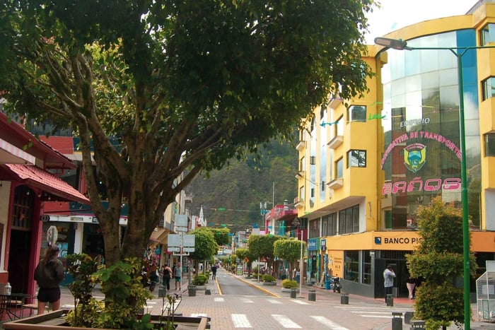 Baños de Agua Santa: Waterfalls, vantage points, art, and wine