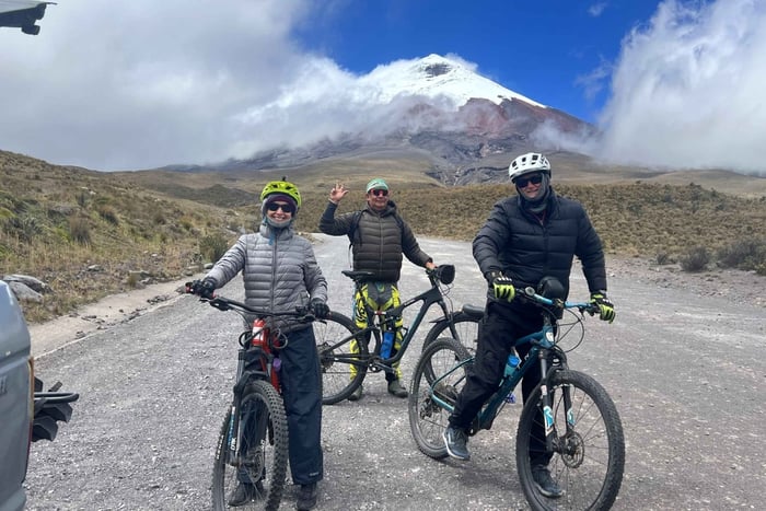 Tour in bici del vulcano Cotopaxi con guida (DC e Trail)