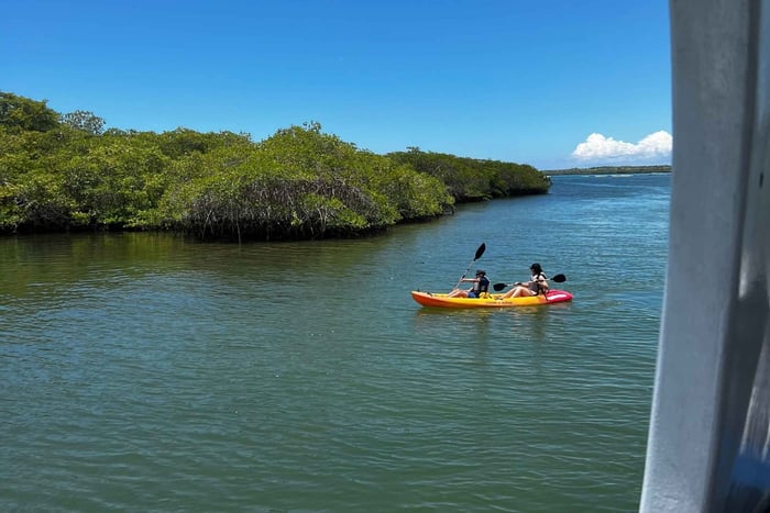 Galapagos: Sightseeingtur till Tortuga Bay med kristallklart vatten och kajak