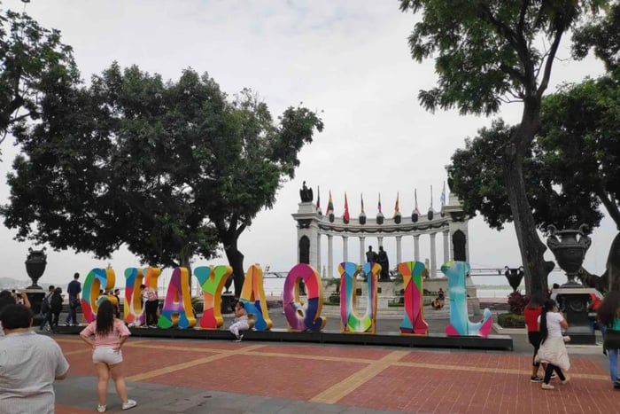 Guayaquil: Half-Day City Tour—Iguana Park & Santa Ana Hill
