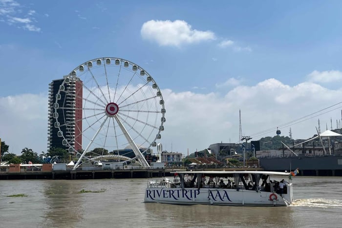 Guayaquil: Luxury Catamaran Cruise along the Guayas River