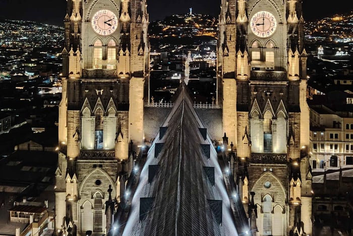 Quito : basilique du Vœu, église de San Francisco et Vierge du Panecillo de nuit