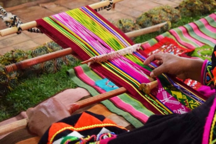 Centro storico di Quito: Museo del Poncho, laboratorio di pittura con le dita e souvenir