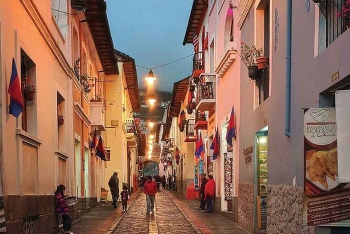 Quito: Nächtliche Tour mit Empanadas, heißer Schokolade und Canelazo