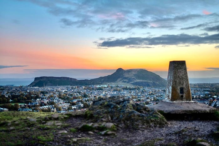 Edinburgh: Arthur's Seat Sunrise Hike with Mountain Guide