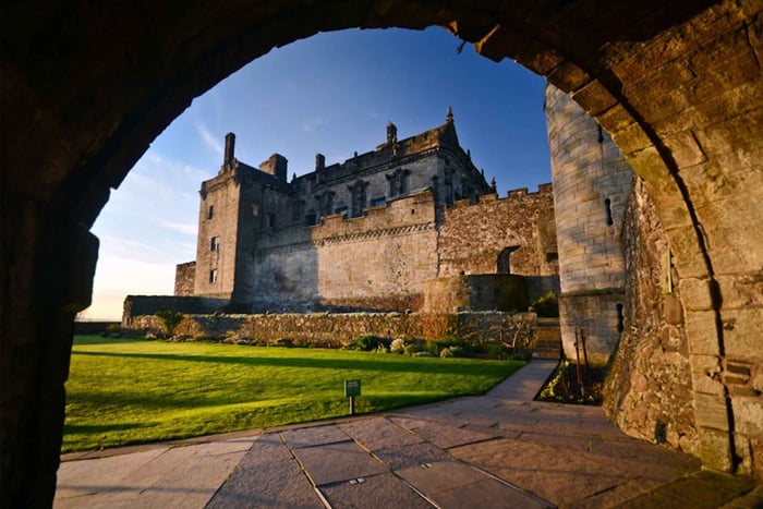 Edinburgh: Day Trip to Stirling by Train with Castle Admission