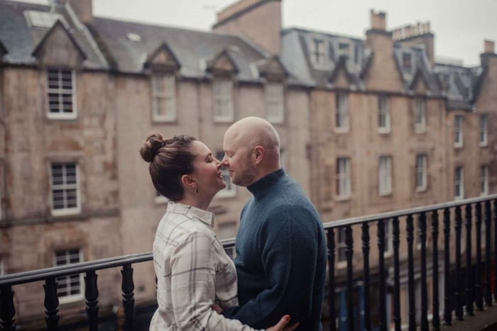 Sesión de fotos romántica para parejas en Edimburgo
