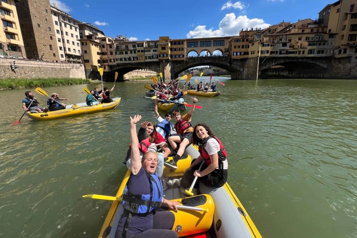 Firenze: aperitiff på gummibåt under Ponte Vecchio