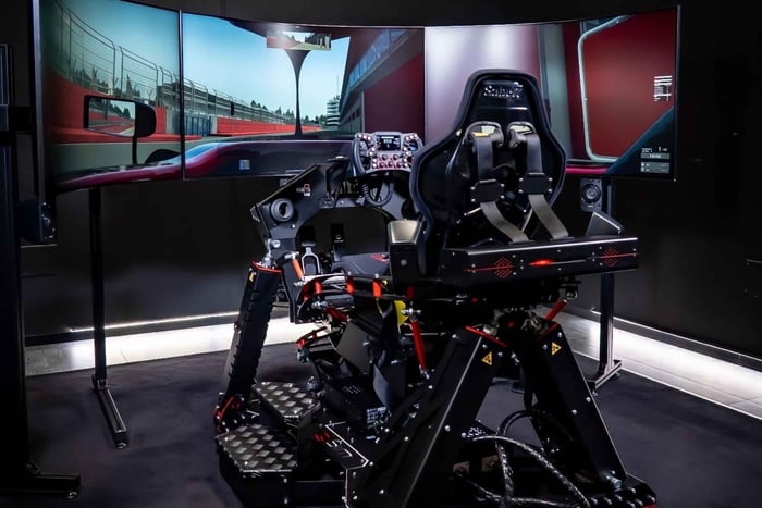 Driving experience with professional F1 and GT simulators