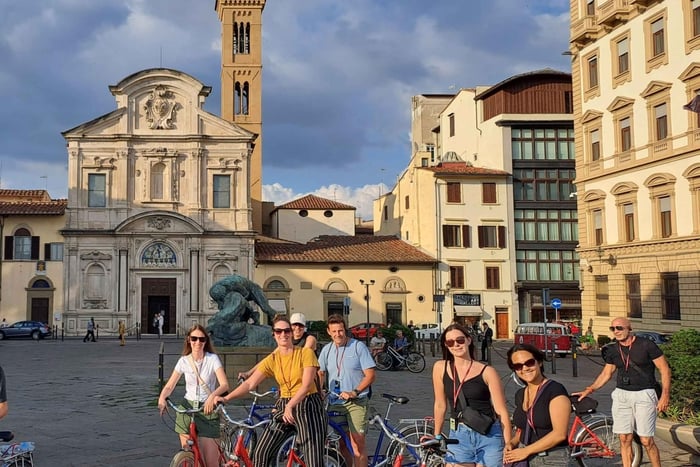 Florence at Night Bike Tour with Wine and Aperitivo Picnic