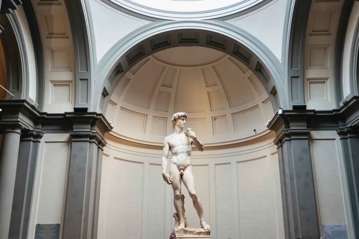 Florence : La statue de David et le dôme de Brunelleschi en coupe-file