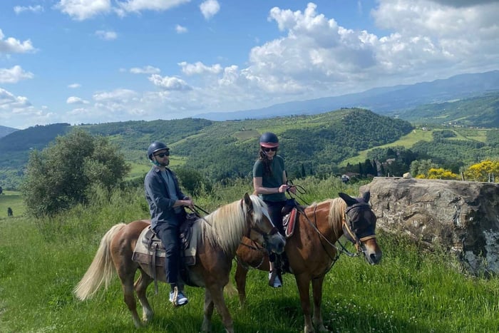 Firenze: Passeggiata a cavallo di 3 ore e degustazione di vini e pranzo in un castello