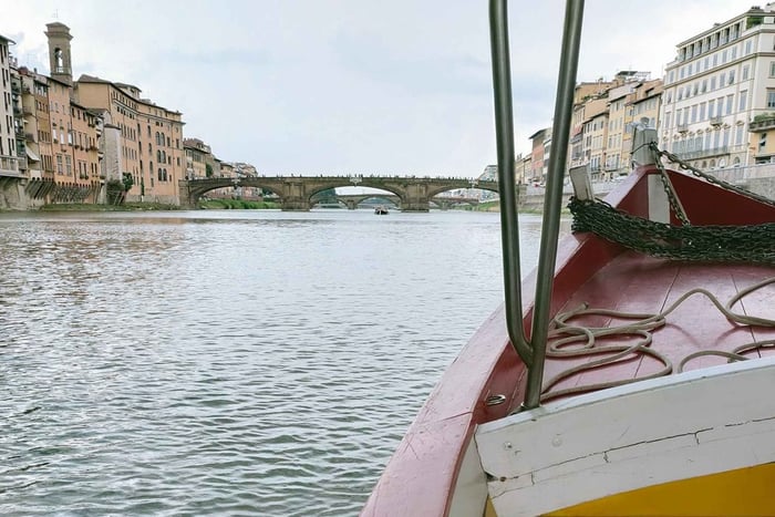 Firenze: tour privato in barca sul fiume Arno con vino