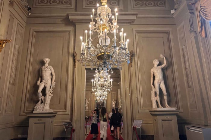 Uffizi, Vasari Corridor & Pitti + optional Tours